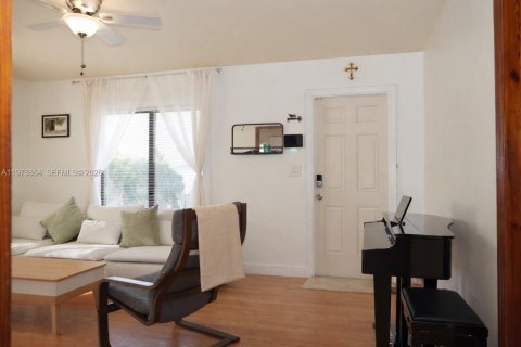 Купить виллу или дом в Холливуд, Флорида 2 спальни, 72.74м2, № 2041363 - фото 3