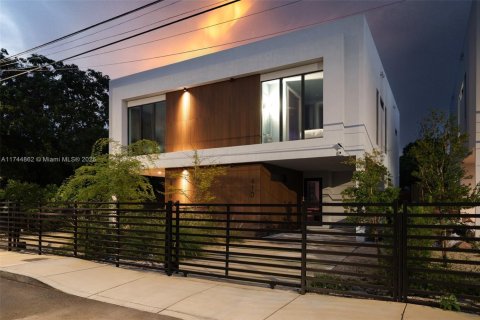 Купить виллу или дом в Майами, Флорида 3 спальни, 161.65м2, № 1985571 - фото 1