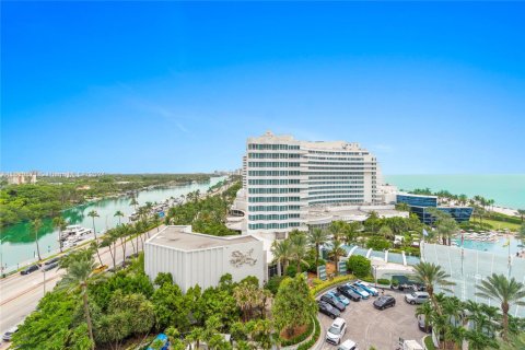 Condo in Miami Beach, Florida  № 1710471 - photo 1