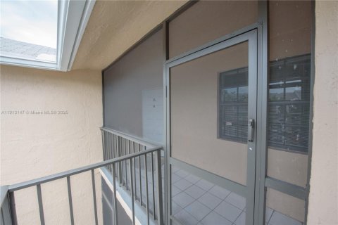 Снять в аренду кондоминиум в Хомстед, Флорида 3 спальни, 111.02м2, № 1968602 - фото 13