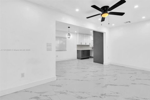 Villa ou maison à vendre à Miami, Floride: 4 chambres, 142.14 m2 № 2082345 - photo 16