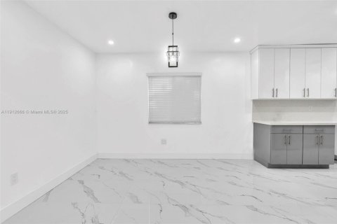 Villa ou maison à vendre à Miami, Floride: 4 chambres, 142.14 m2 № 2082345 - photo 22