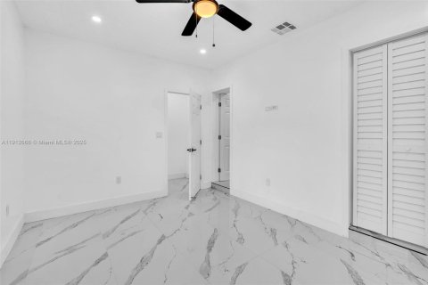Villa ou maison à vendre à Miami, Floride: 4 chambres, 142.14 m2 № 2082345 - photo 13