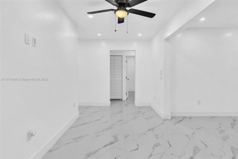 Villa ou maison à vendre à Miami, Floride: 4 chambres, 142.14 m2 № 2082345 - photo 19