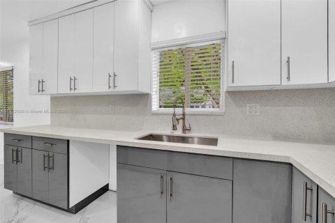 Villa ou maison à vendre à Miami, Floride: 4 chambres, 142.14 m2 № 2082345 - photo 30