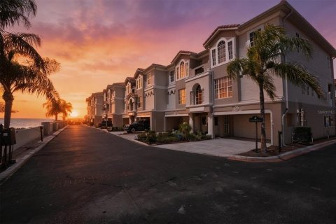 Townhouse in Tarpon Springs, Florida 3 bedrooms, 176.98 sq.m. № 2224314