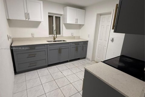 Villa ou maison à louer à Miami, Floride: 2 chambres, 120.68 m2 № 1925507 - photo 13