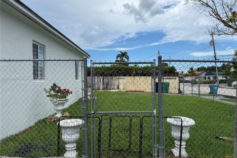Villa ou maison à louer à Miami, Floride: 2 chambres, 120.68 m2 № 1925507 - photo 3