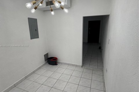 Villa ou maison à louer à Miami, Floride: 2 chambres, 120.68 m2 № 1925507 - photo 12
