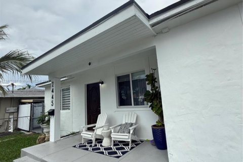Villa ou maison à louer à Miami, Floride: 2 chambres, 120.68 m2 № 1925507 - photo 2