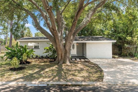 House in Saint Petersburg, Florida 3 bedrooms, 113.99 sq.m. № 1590461 - photo 2