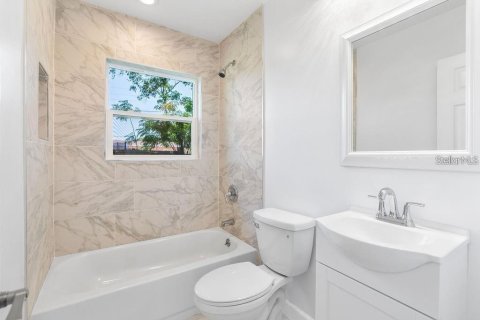 House in Saint Petersburg, Florida 3 bedrooms, 113.99 sq.m. № 1590461 - photo 17