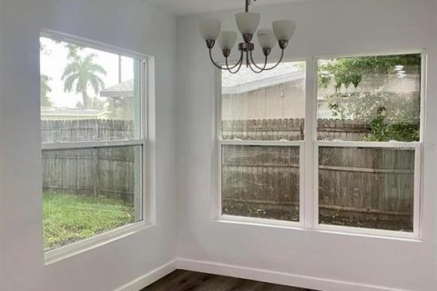 House in Saint Petersburg, Florida 3 bedrooms, 113.99 sq.m. № 1590461 - photo 6