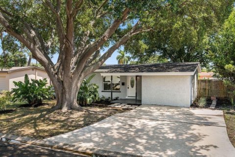 House in Saint Petersburg, Florida 3 bedrooms, 113.99 sq.m. № 1590461 - photo 1