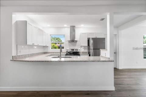 House in Saint Petersburg, Florida 3 bedrooms, 113.99 sq.m. № 1590461 - photo 11