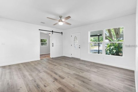 House in Saint Petersburg, Florida 3 bedrooms, 113.99 sq.m. № 1590461 - photo 9