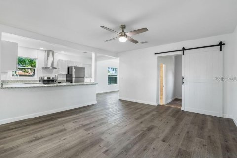 House in Saint Petersburg, Florida 3 bedrooms, 113.99 sq.m. № 1590461 - photo 10