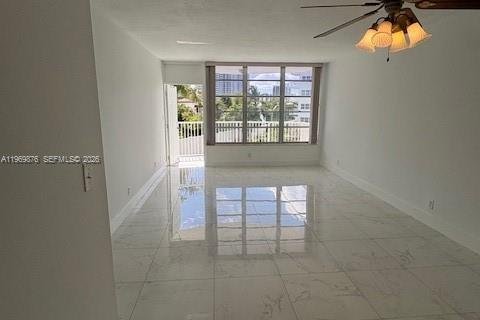 Condominio en venta en Hallandale Beach, Florida, 1 dormitorio, 65.03 m2 № 2030604 - foto 12