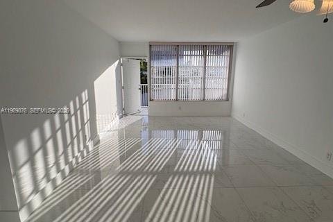 Condominio en venta en Hallandale Beach, Florida, 1 dormitorio, 65.03 m2 № 2030604 - foto 16