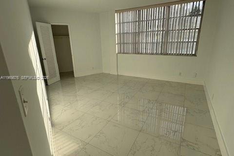 Condominio en venta en Hallandale Beach, Florida, 1 dormitorio, 65.03 m2 № 2030604 - foto 17