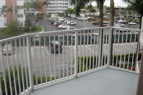 Condominio en venta en Hallandale Beach, Florida, 1 dormitorio, 65.03 m2 № 2030604 - foto 24