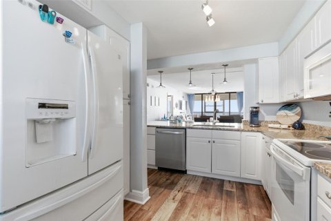 Condo in Madeira Beach, Florida, 2 bedrooms № 2095514 - photo 22