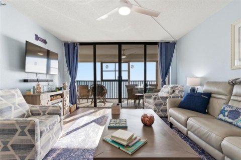 Condo in Madeira Beach, Florida, 2 bedrooms № 2095514 - photo 11