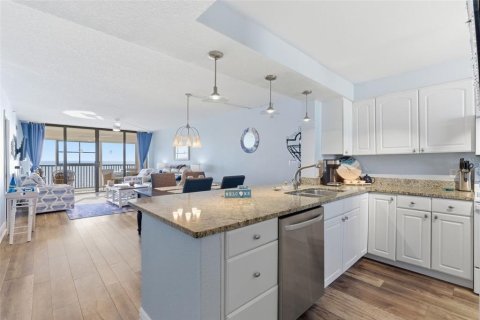 Condo in Madeira Beach, Florida, 2 bedrooms № 2095514 - photo 8