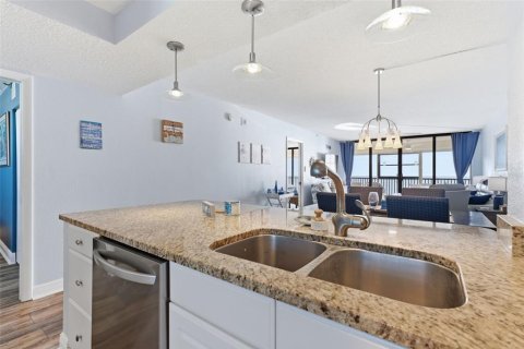 Condo in Madeira Beach, Florida, 2 bedrooms № 2095514 - photo 23
