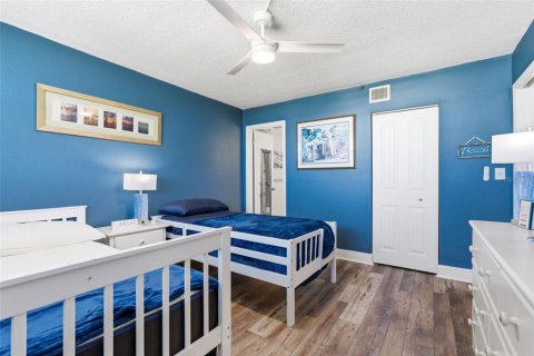 Condo in Madeira Beach, Florida, 2 bedrooms № 2095514 - photo 29