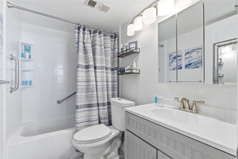 Condo in Madeira Beach, Florida, 2 bedrooms № 2095514 - photo 30