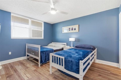 Condo in Madeira Beach, Florida, 2 bedrooms № 2095514 - photo 28