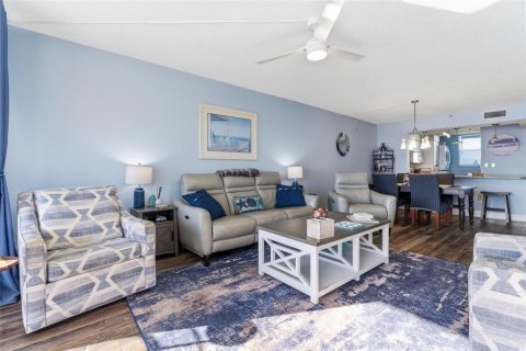 Condo in Madeira Beach, Florida, 2 bedrooms № 2095514 - photo 12