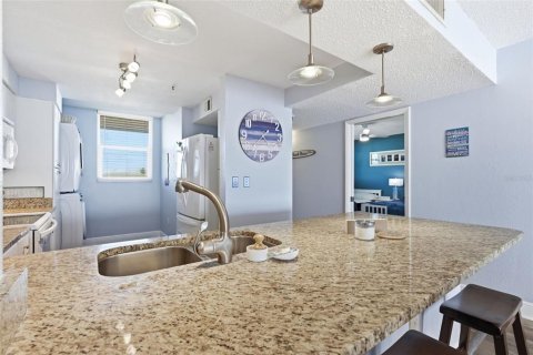 Condo in Madeira Beach, Florida, 2 bedrooms № 2095514 - photo 19