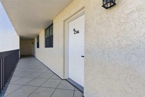 Condo in Madeira Beach, Florida, 2 bedrooms № 2095514 - photo 7