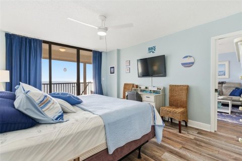 Condo in Madeira Beach, Florida, 2 bedrooms № 2095514 - photo 25