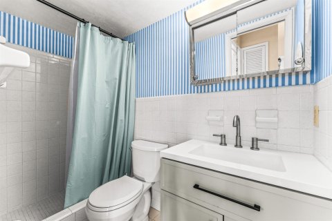 Condo in Lighthouse Point, Florida, 2 bedrooms  № 2146282 - photo 16