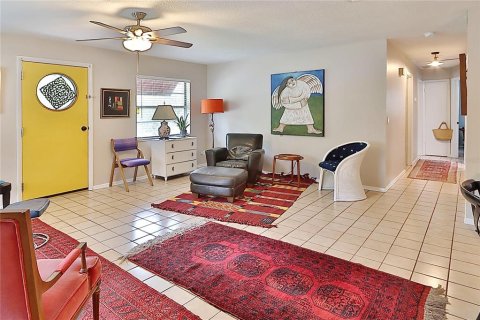House in Tampa, Florida 3 bedrooms, 106.84 sq.m. № 2393869 - photo 8