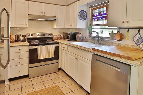 House in Tampa, Florida 3 bedrooms, 106.84 sq.m. № 2393869 - photo 22