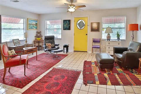 House in Tampa, Florida 3 bedrooms, 106.84 sq.m. № 2393869 - photo 11