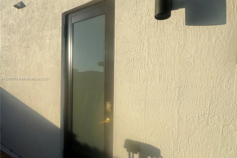 Снять в аренду коммерческую недвижимость в Майами, Флорида 1 спальня, 245.08м2, № 1971930 - фото 4