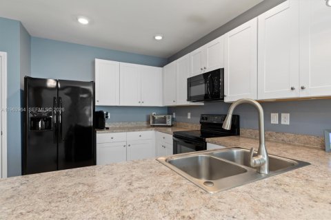 House in Punta Gorda, Florida 2 bedrooms, 140.28 sq.m. № 2022047 - photo 14