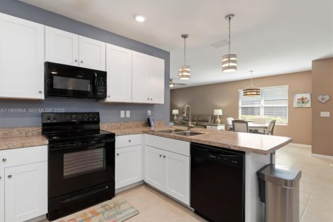 House in Punta Gorda, Florida 2 bedrooms, 140.28 sq.m. № 2022047 - photo 15