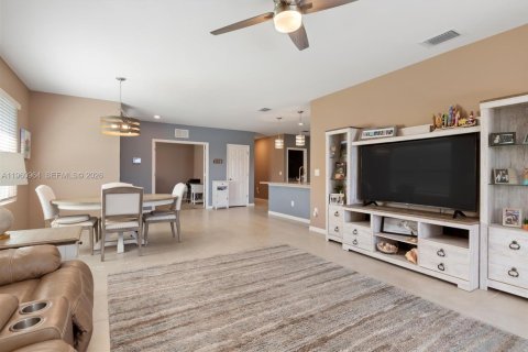 House in Punta Gorda, Florida 2 bedrooms, 140.28 sq.m. № 2022047 - photo 13