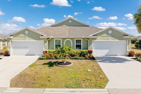 House in Punta Gorda, Florida 2 bedrooms, 140.28 sq.m. № 2022047 - photo 2