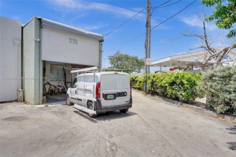 Tienda en alquiler en North Miami, Florida № 1172398 - foto 1