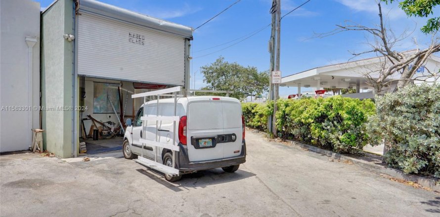 Tienda en North Miami, Florida № 1172398