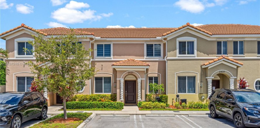 Таунхаус в Хомстед, Флорида 3 спальни, 120.96м2 № 2013336