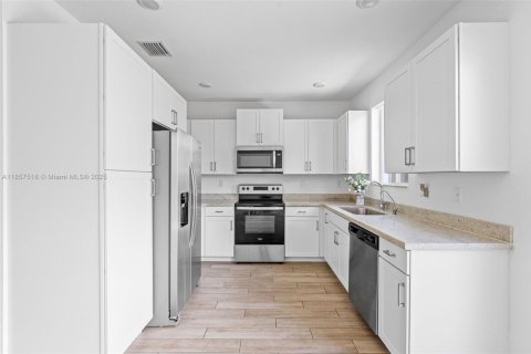 Купить таунхаус в Хомстед, Флорида 3 спальни, 120.96м2, № 2013336 - фото 4