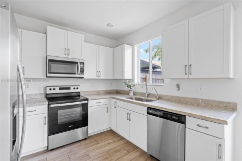 Купить таунхаус в Хомстед, Флорида 3 спальни, 120.96м2, № 2013336 - фото 5